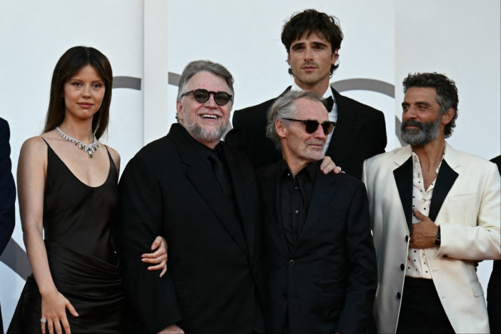 Guillermo del Toro con el reparto de Frankenstein en el Festival de Venecia