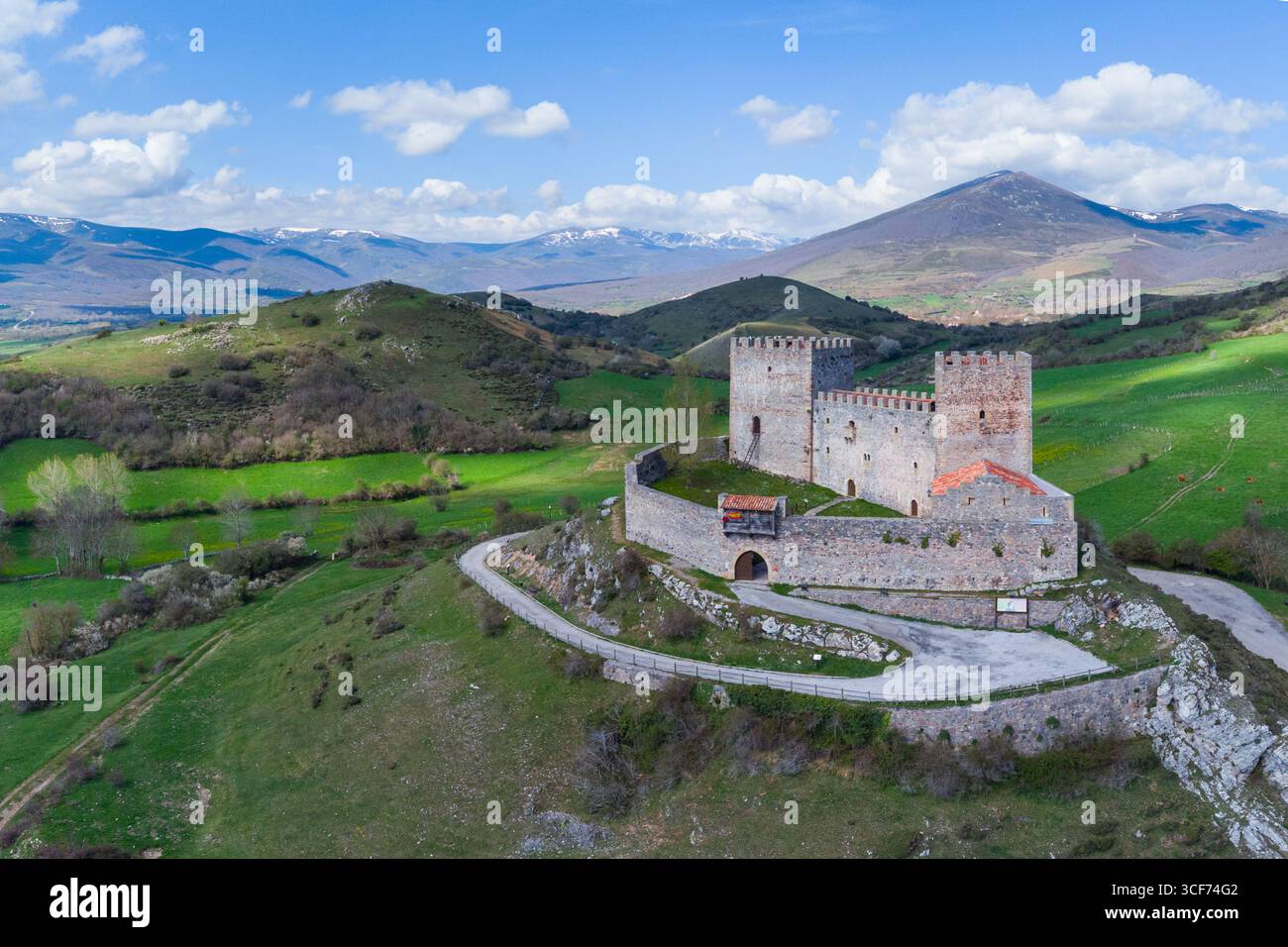 Vista aérea del castillo sobre colina verde