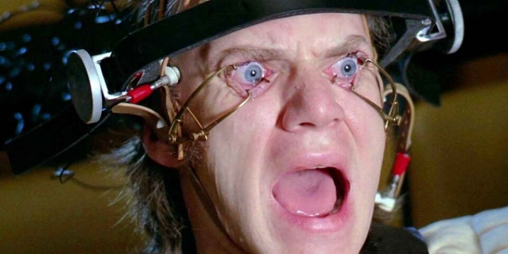Malcolm McDowell durante la escena del tratamiento Ludovico