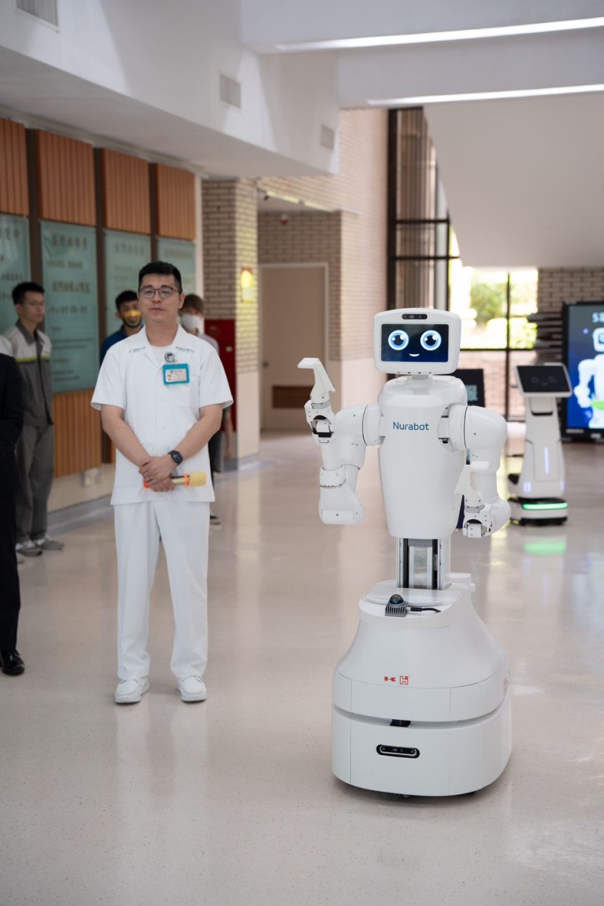 Personal médico junto a Nurabot en un entorno hospitalario