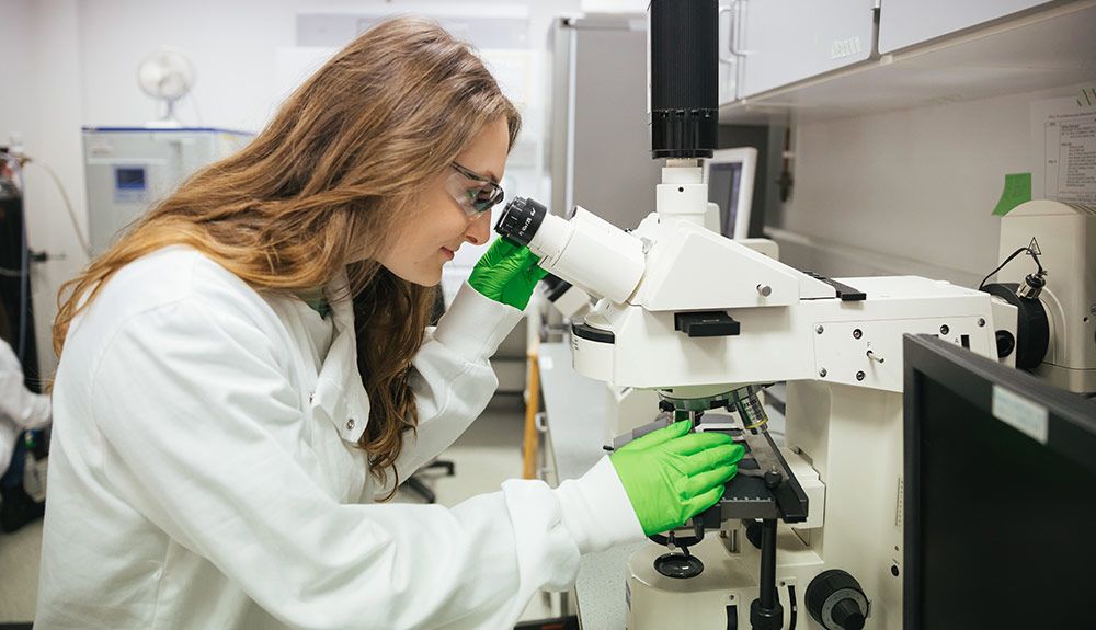 Científica trabajando en un laboratorio de investigación
