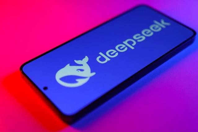 Logo de DeepSeek en un teléfono móvil