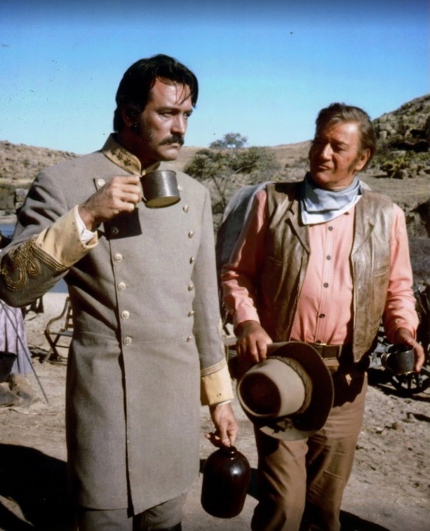 John Wayne y Rock Hudson en una escena de Los indestructibles