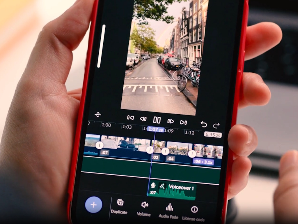 Interfaz de Adobe Premiere para iPhone mostrando la línea de tiempo de edición
