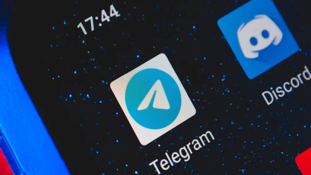 Iconos de Telegram y Discord en un dispositivo móvil
