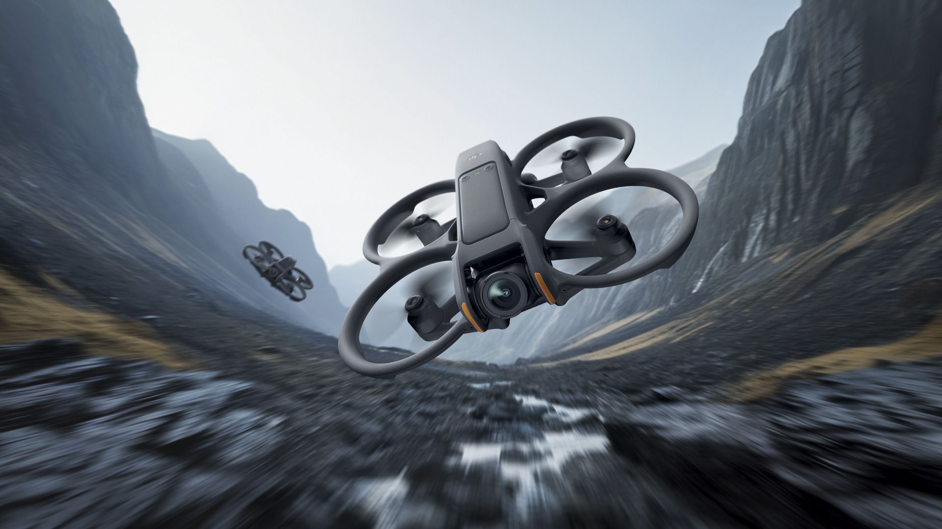 DJI Neo volando sobre un valle