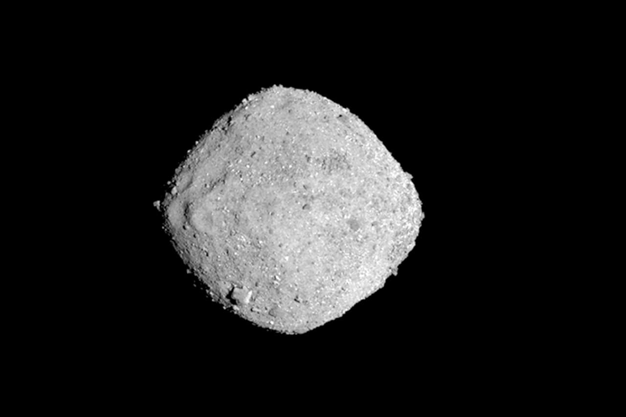 Imagen de un asteroide de forma irregular con una superficie granulada