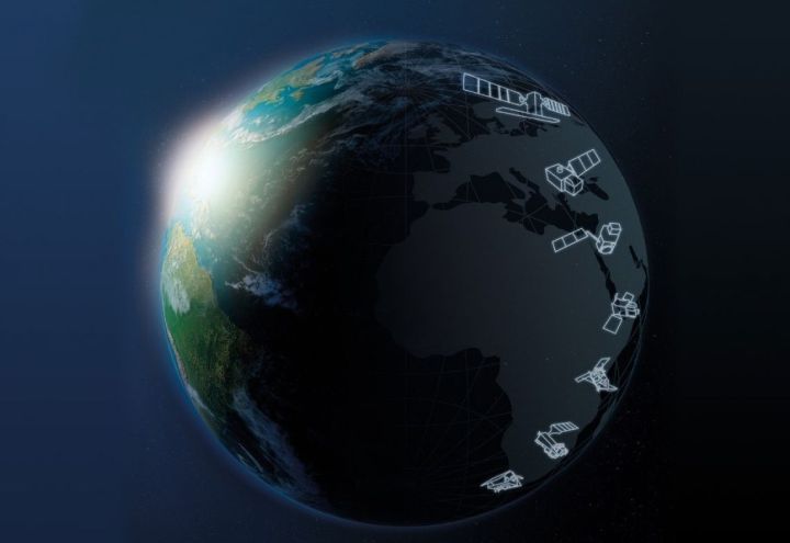 Tierra rodeada de satélites