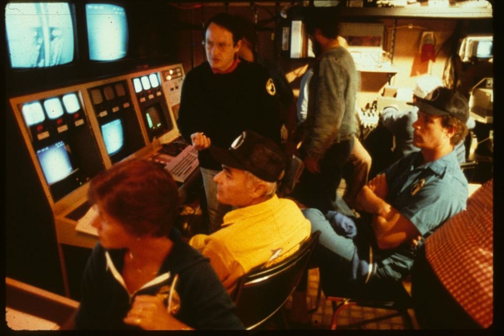Equipo científico en el centro de control durante la expedición del Titanic