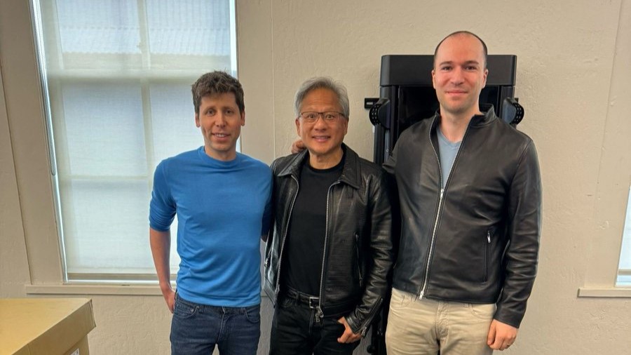 Jensen Huang de Nvidia, Sam Altman y Greg Brockman de OpenAI en un evento