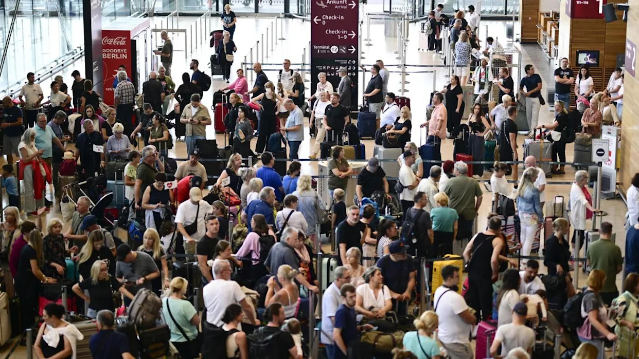 Pasajeros formando largas colas en un aeropuerto europeo tras el ciberataque