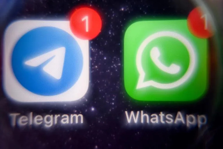 Iconos de WhatsApp y Telegram con notificaciones de mensajes no leídos
