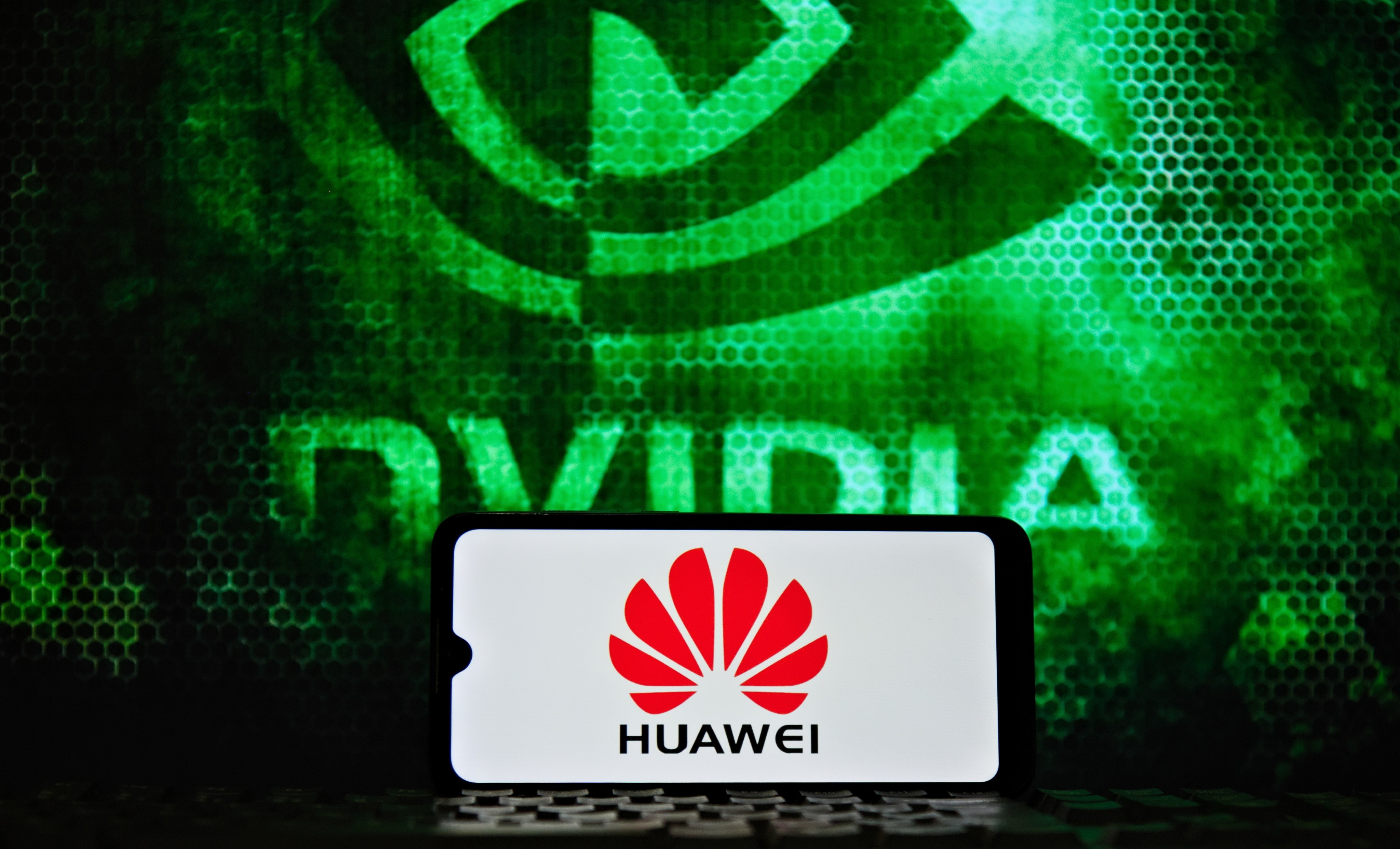 Logos de Huawei y NVIDIA enfrentados