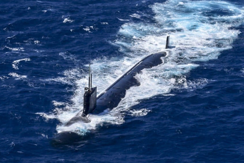 Submarino emergiendo del agua