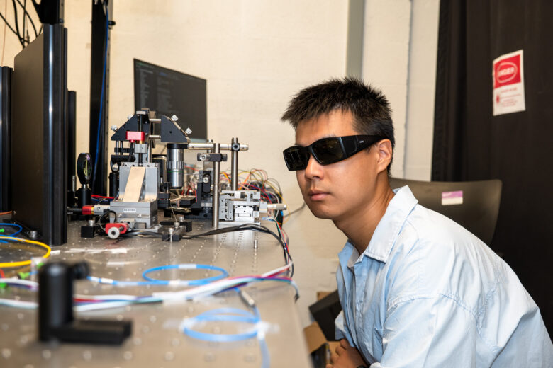 Investigador trabajando con tecnología cuántica en la Universidad de Pennsylvania
