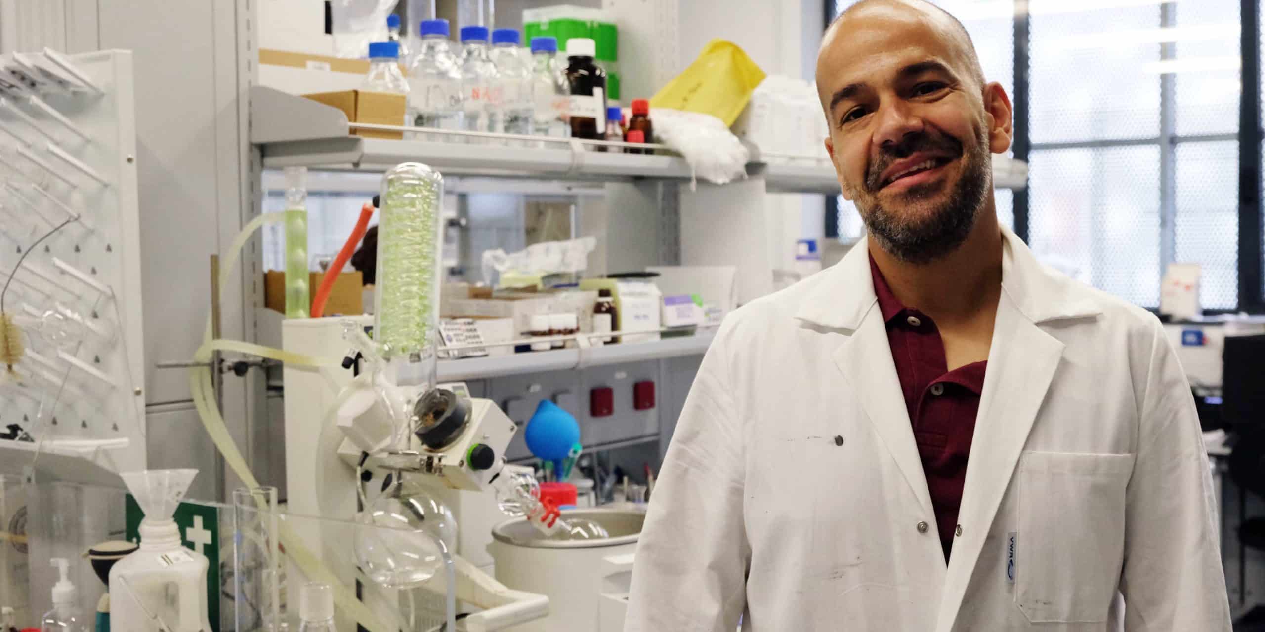Investigador en el laboratorio analizando muestras