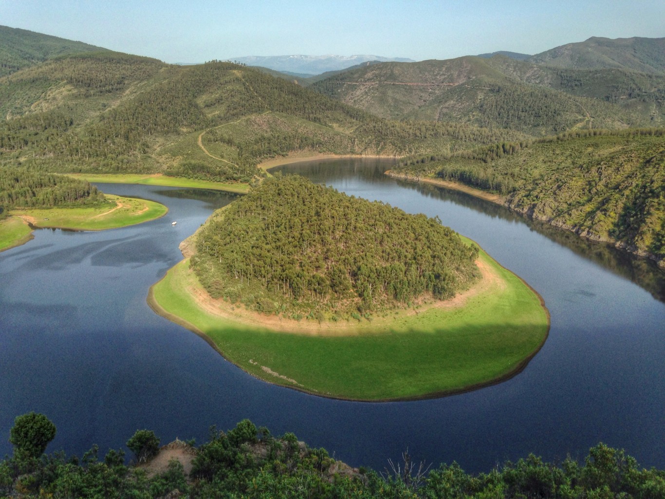 Paisaje del valle verde en Las Hurdes, Extremadura, con ríos y vegetación