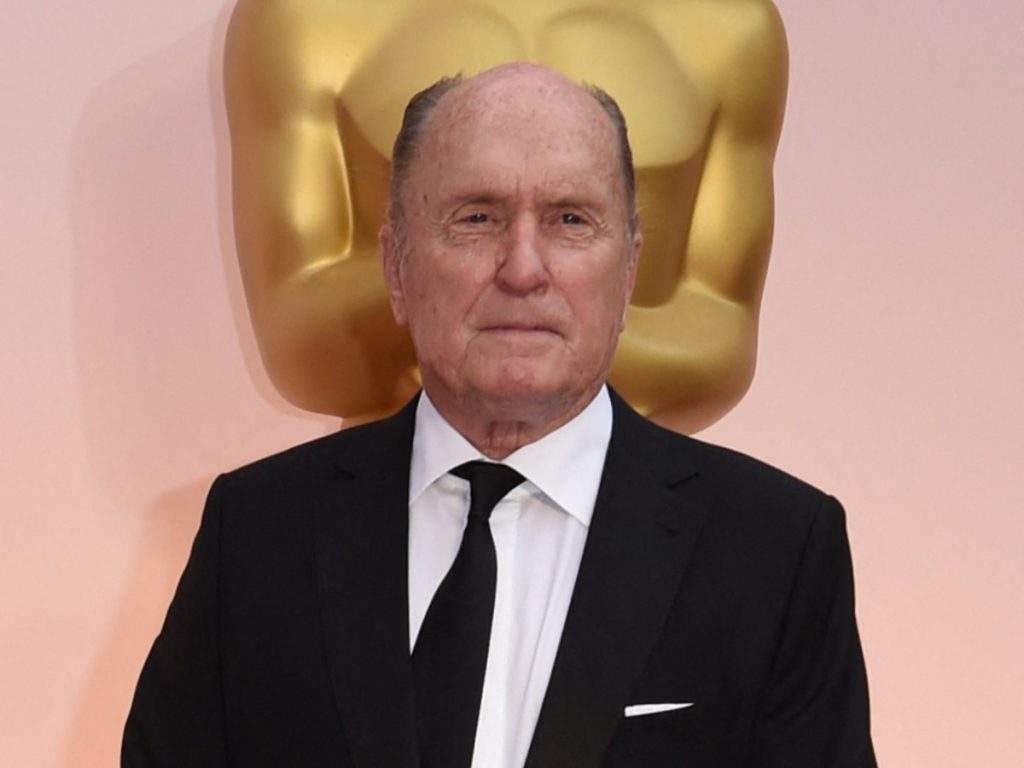 Robert Duvall sosteniendo el premio Óscar por Tender Mercies