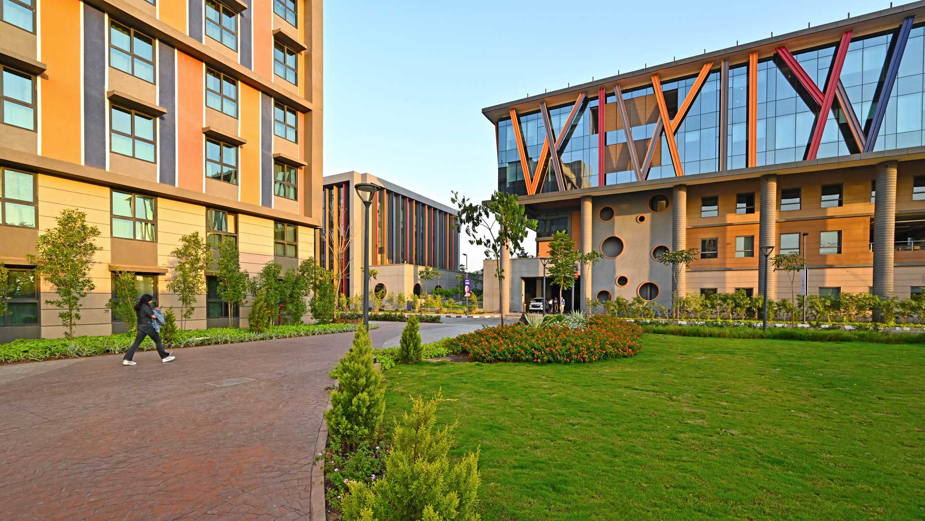 Campus moderno de BITS School of Management en Mumbai