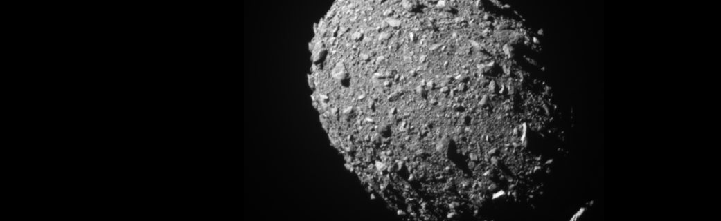 Imagen de un asteroide cercano a la Tierra con una superficie rocosa