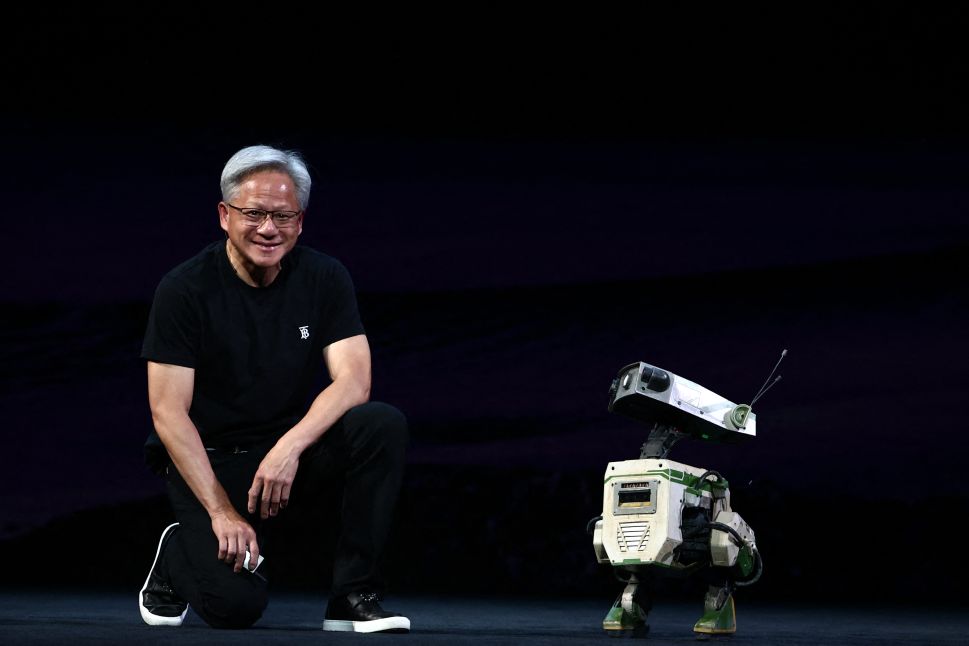 Jensen Huang posando con un robot