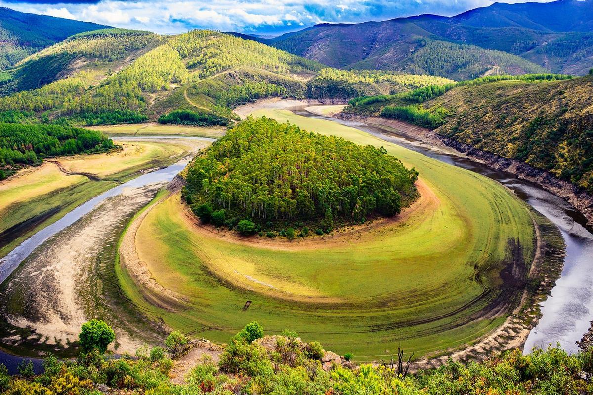 Vista panorámica del paisaje fluvial en Las Hurdes con vegetación ribereña