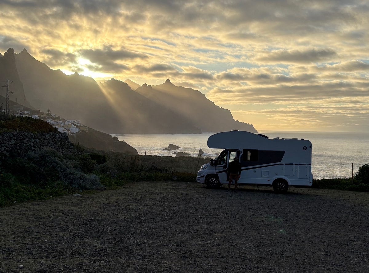Ein Campervan zur goldenen Stunde an einer ruhigen Straße