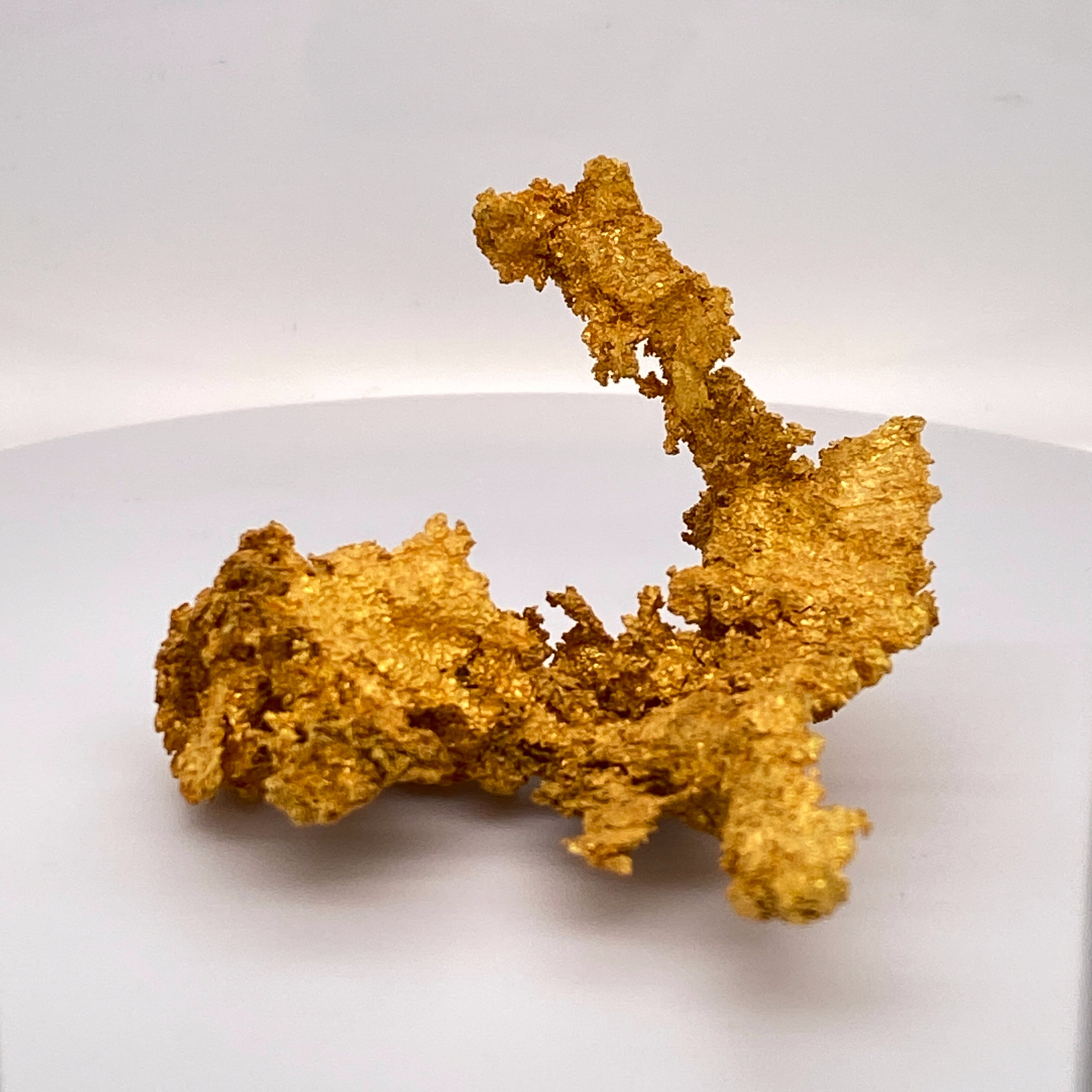 Pepita de oro en bruto extraída de yacimientos colombianos