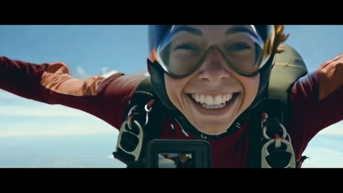 Mujer sonriente mientras practica paracaidismo en el anuncio de Vodafone