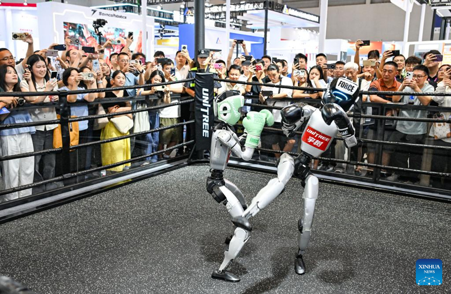 Robots de servicio en la Exposición Mundial de la Industria Inteligente 2025