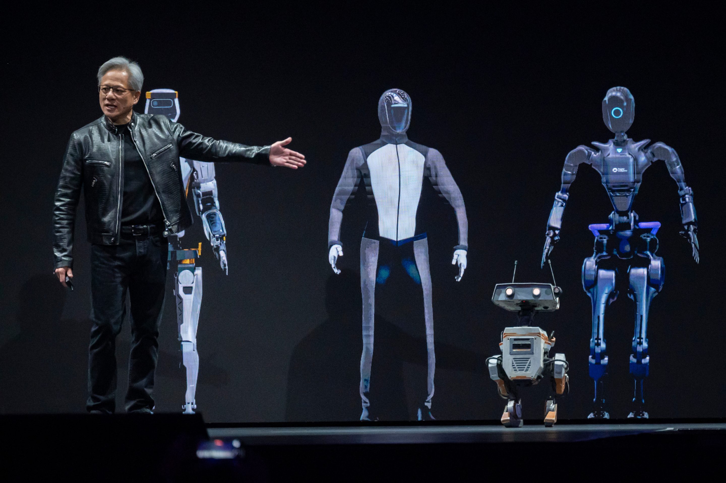 Jensen Huang de NVIDIA junto a robots en un escenario