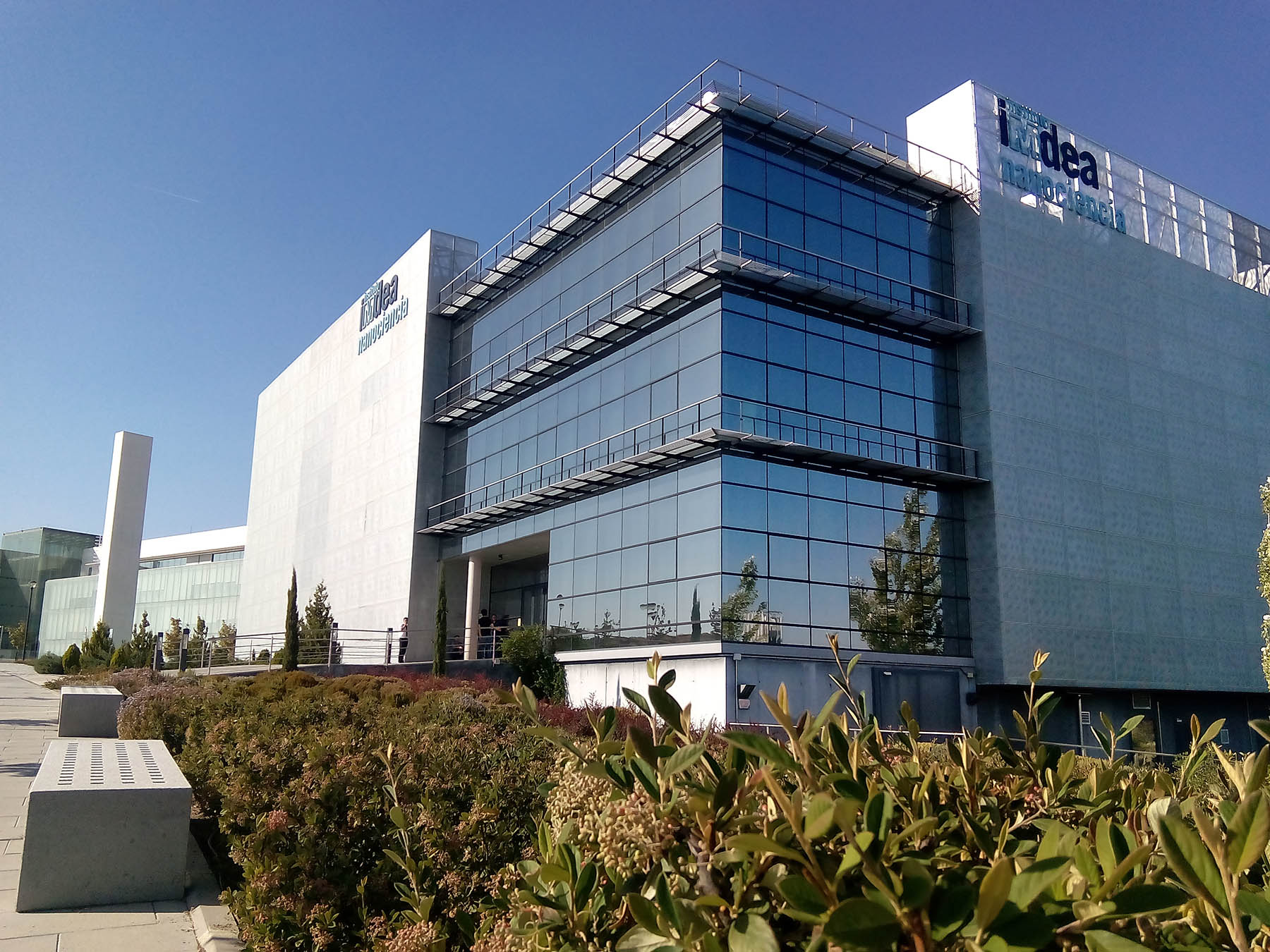 Edificio moderno con el logo de IMDEA