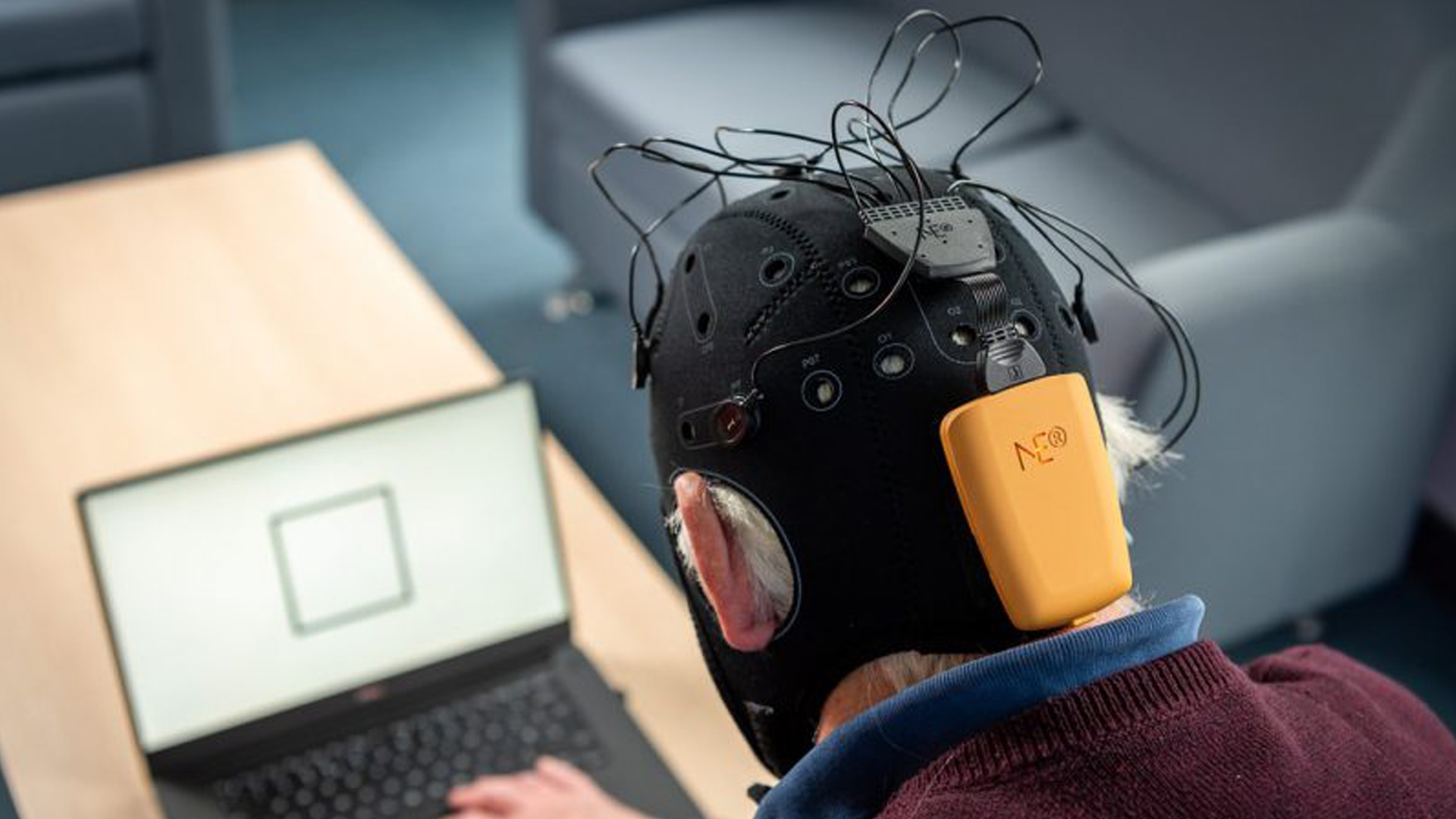 Persona con dispositivo de electroencefalograma portátil